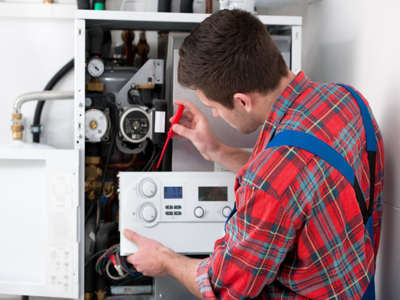 Técnico reparando una Caldera Lynx